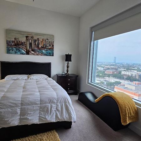 Luxury Highrise In Midtown - Skyline Views And Chic Decor Apartamento Houston Exterior foto