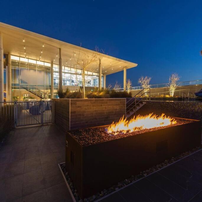 Luxury Highrise In Midtown - Skyline Views And Chic Decor Apartamento Houston Exterior foto