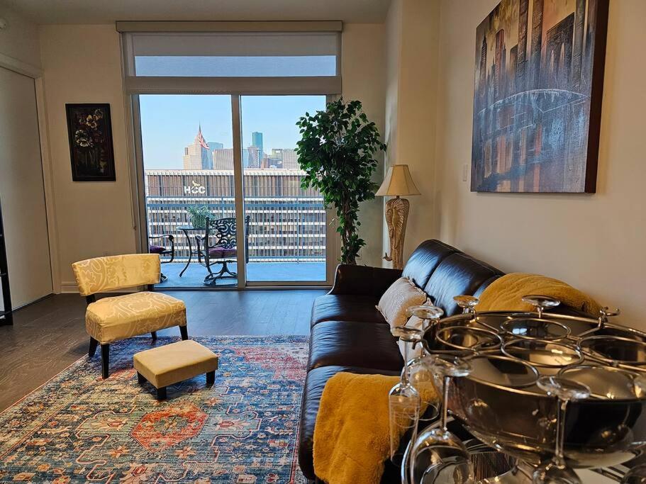 Luxury Highrise In Midtown - Skyline Views And Chic Decor Apartamento Houston Exterior foto
