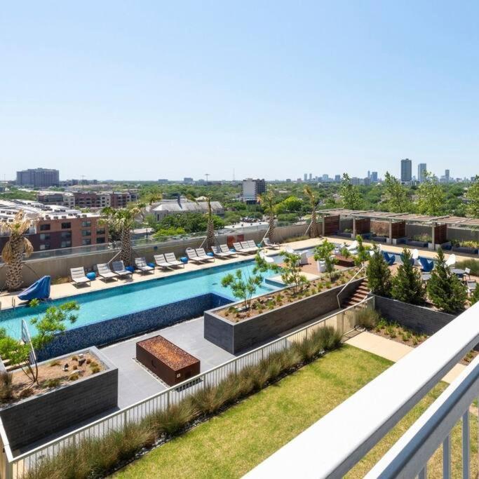 Luxury Highrise In Midtown - Skyline Views And Chic Decor Apartamento Houston Exterior foto