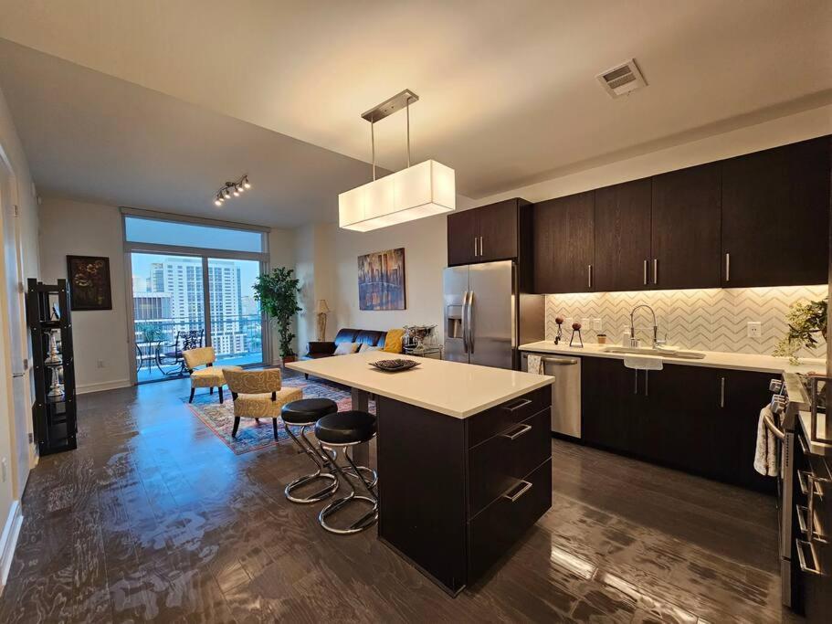 Luxury Highrise In Midtown - Skyline Views And Chic Decor Apartamento Houston Exterior foto