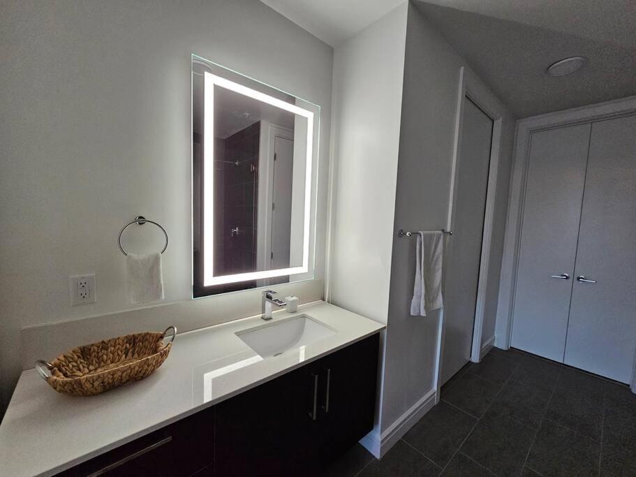 Luxury Highrise In Midtown - Skyline Views And Chic Decor Apartamento Houston Exterior foto