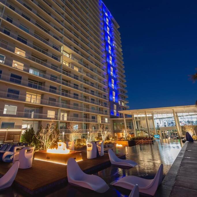 Luxury Highrise In Midtown - Skyline Views And Chic Decor Apartamento Houston Exterior foto